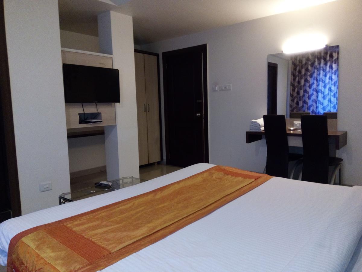 Hotel Veer Residency Panvel Exteriör bild