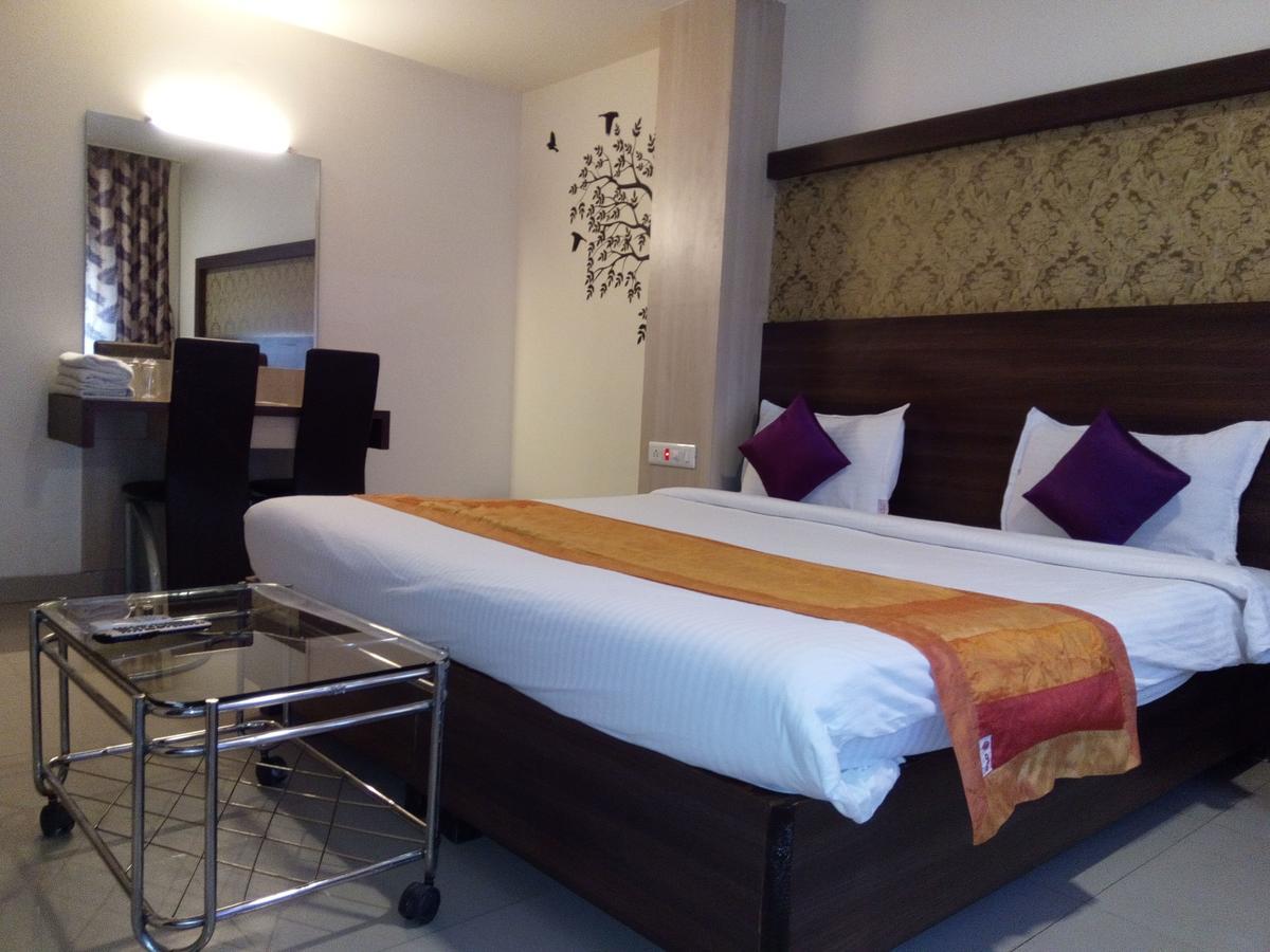 Hotel Veer Residency Panvel Exteriör bild