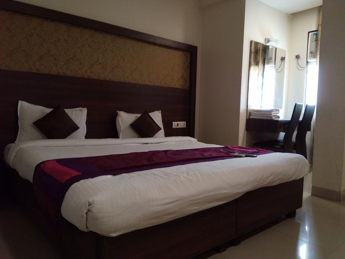 Hotel Veer Residency Panvel Exteriör bild